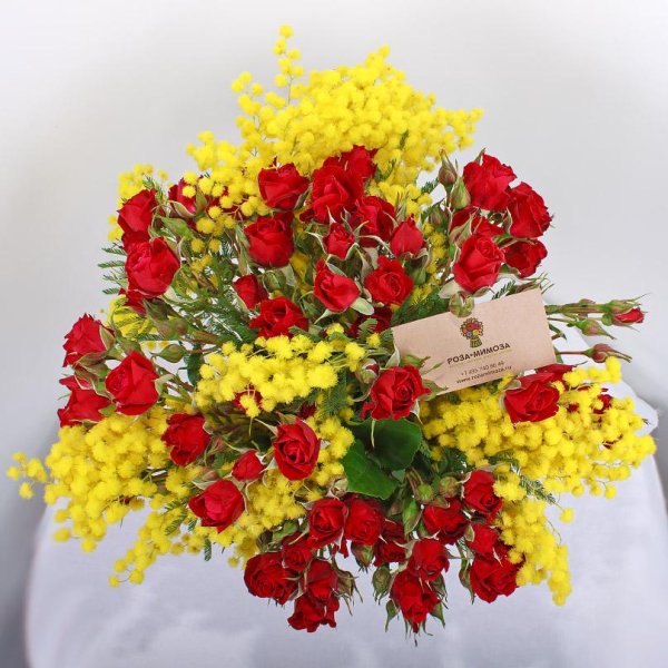 розы кустовые с мимозой в букете