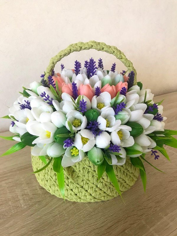 корзинка с тюльпанами