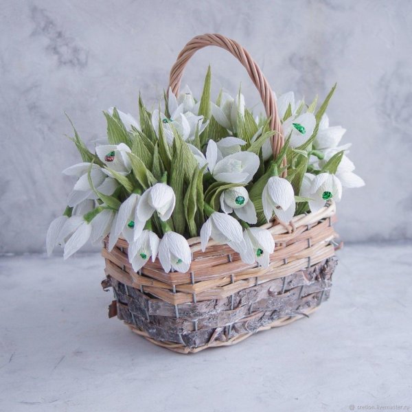 корзина с подснежниками