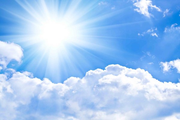 солнце на голубом небе