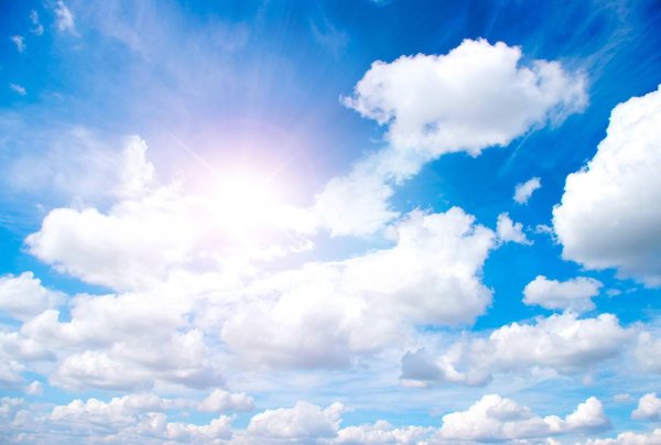 голубое небо с солнцем