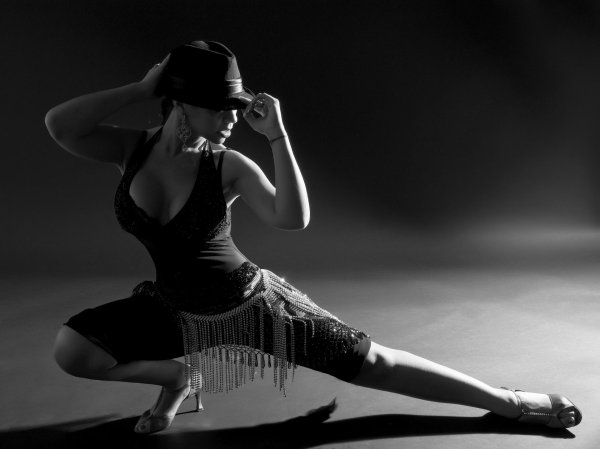 девушка танцует