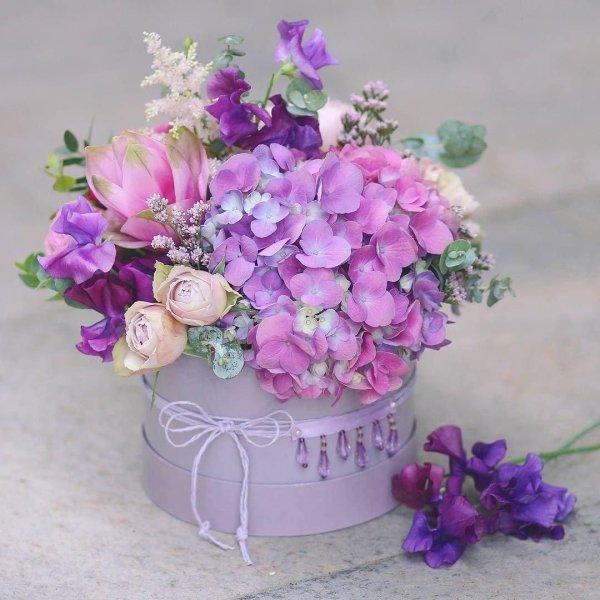 С цветами на день рождения женщине