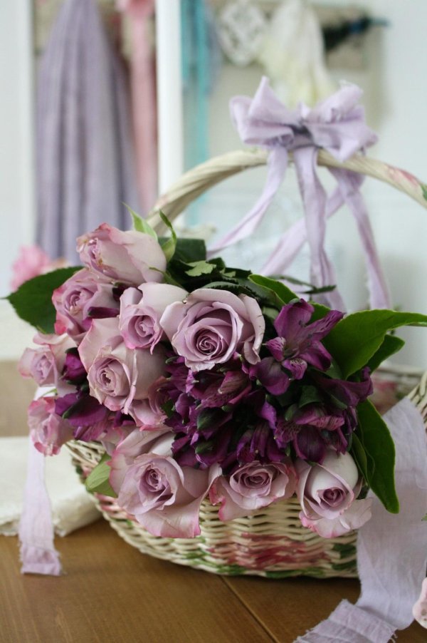 корзина сиреневых роз