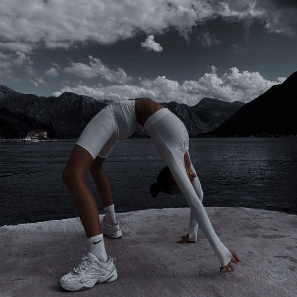 белые кроссовки