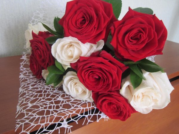 бело красный букет