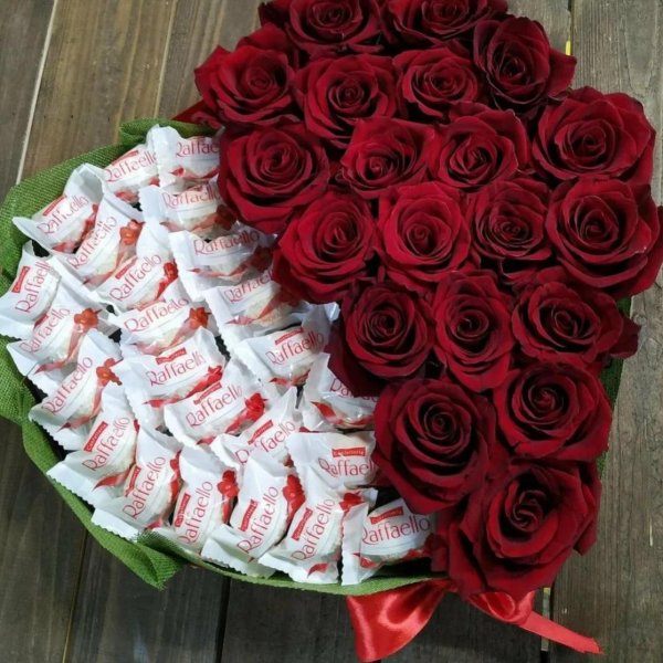 коробка с розами и рафаэлло