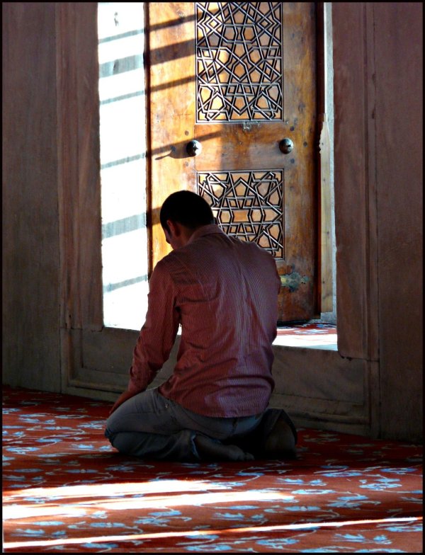молящийся мусульманин