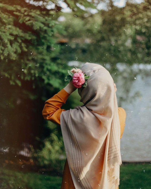 мусульманка с цветами