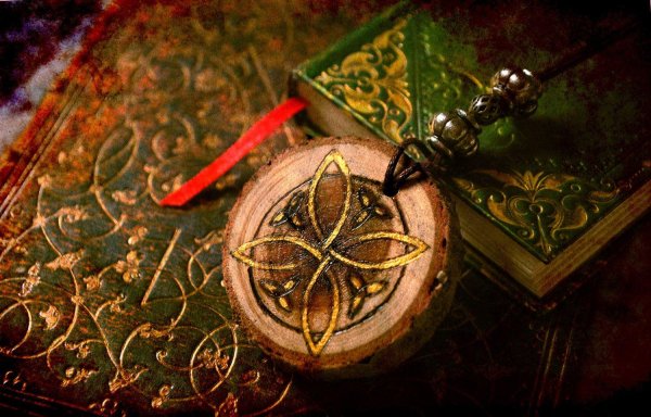 деревянные амулеты