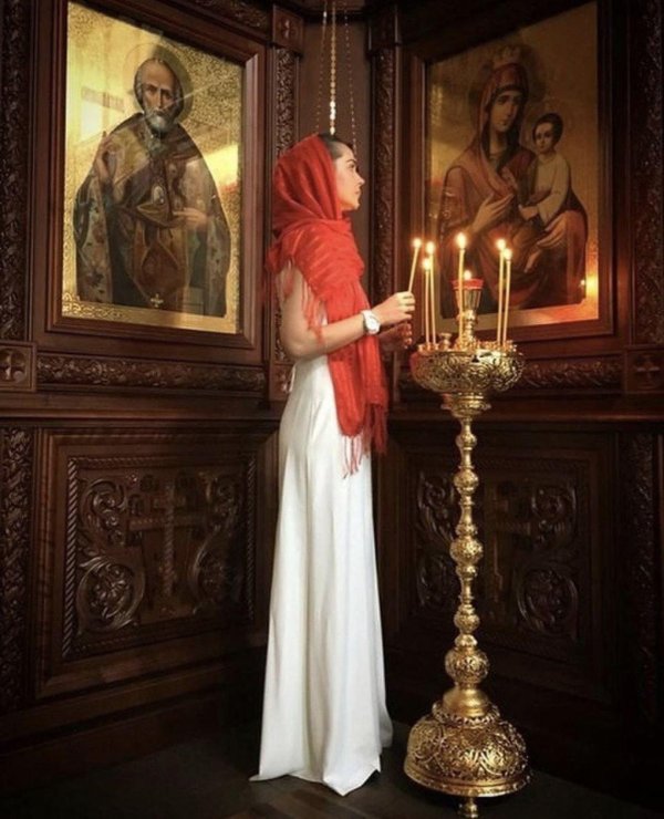 женщина в храме