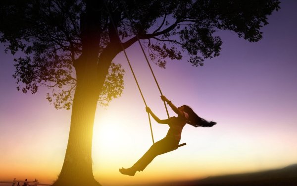 качается на качелях