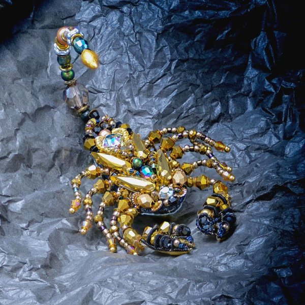 золотая брошь скорпион