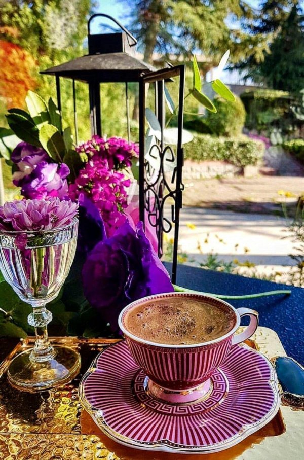 кофе в изящной чашечке