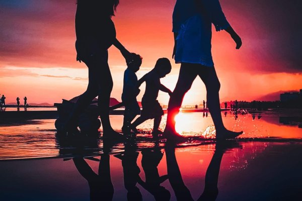 силуэт семьи