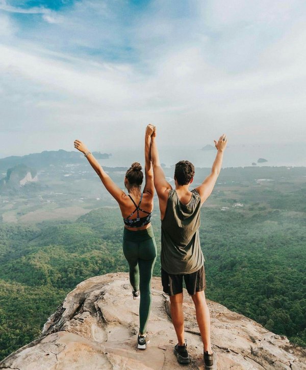 парень и девушка путешествуют