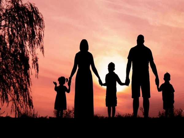силуэт счастливой семьи
