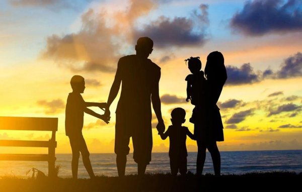 силуэт счастливой семьи