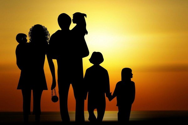 силуэт счастливой семьи