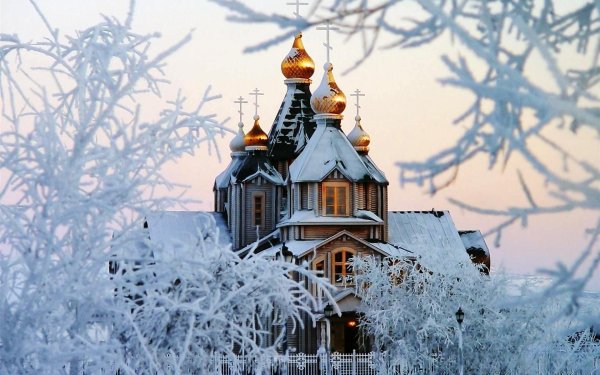 церковь на фоне зимы