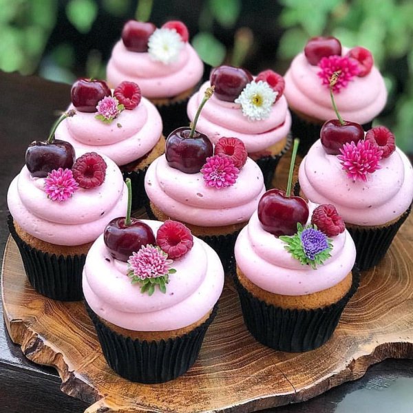 украшение капкейков черешней