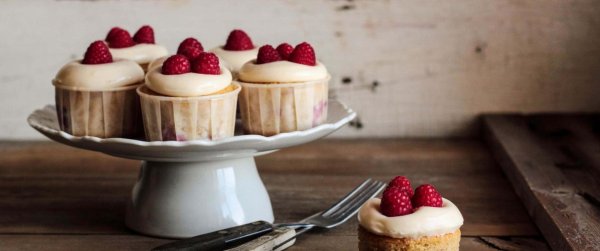 малиновые капкейки