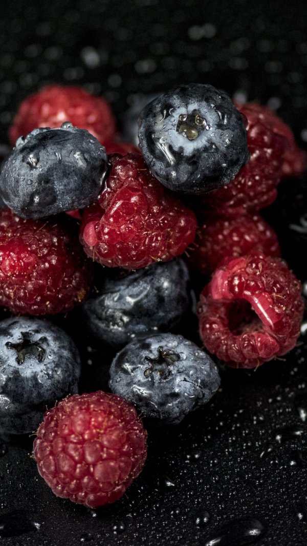 ягоды на черном фоне