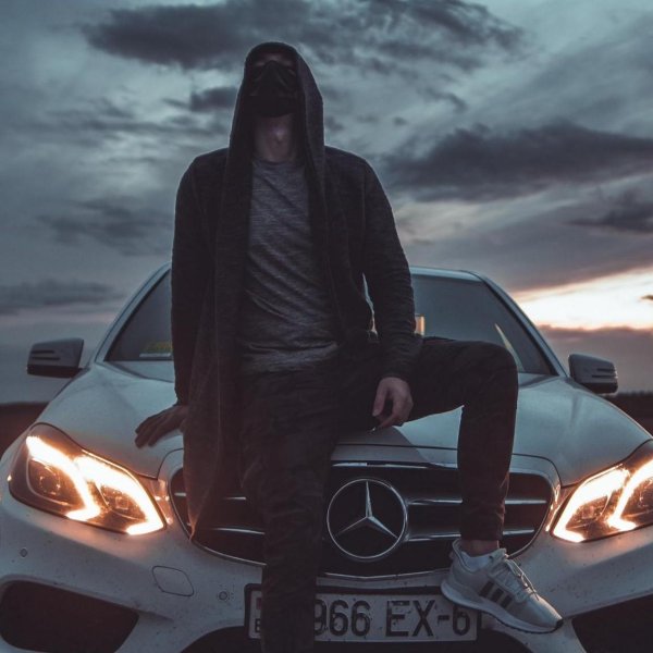 пацан возле машины