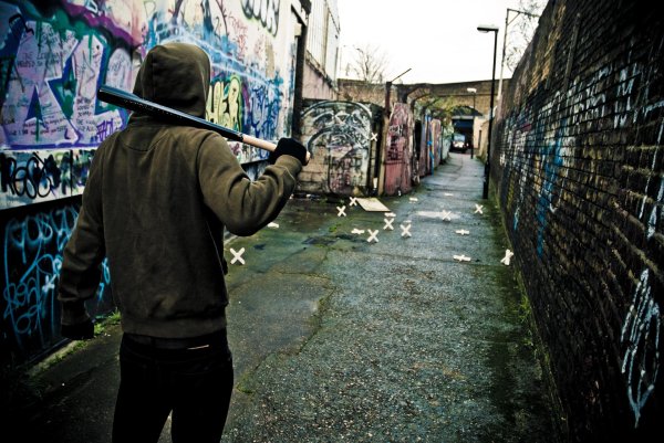 пацан с битой