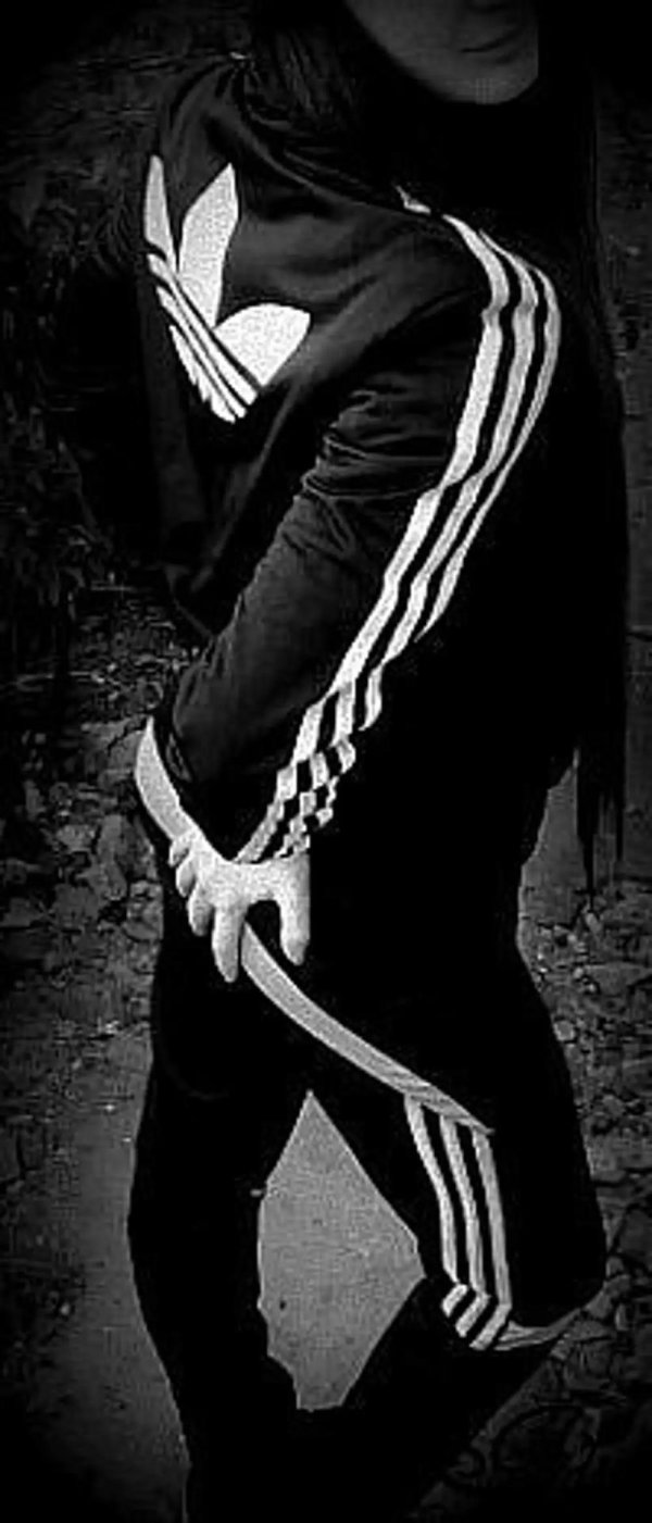 девушка в костюме адидас