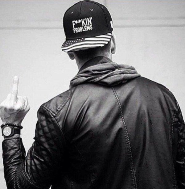 парень в кепке