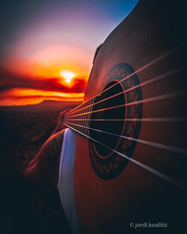 фотографирую закат на гитаре
