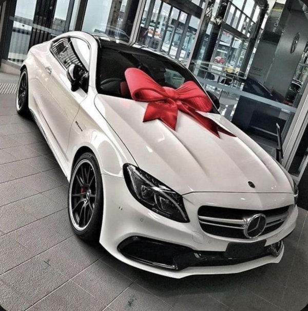 машина с бантом в подарок