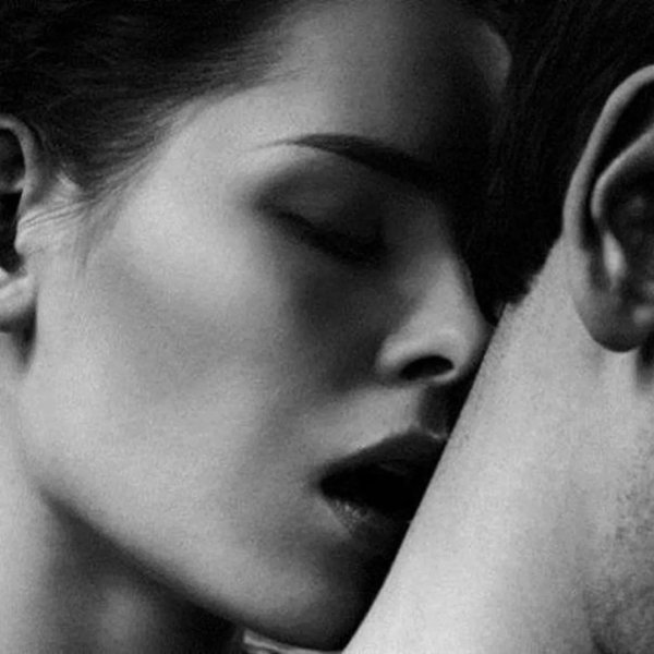 целует в шею