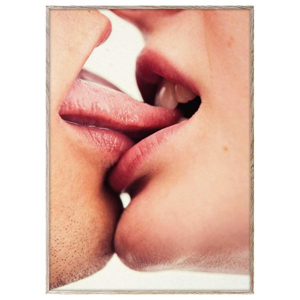 поцелуй крупным планом