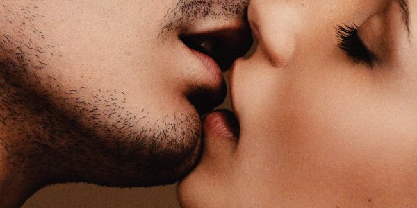 девушка целует парня в губы