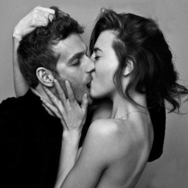мужчина страстно целует женщину