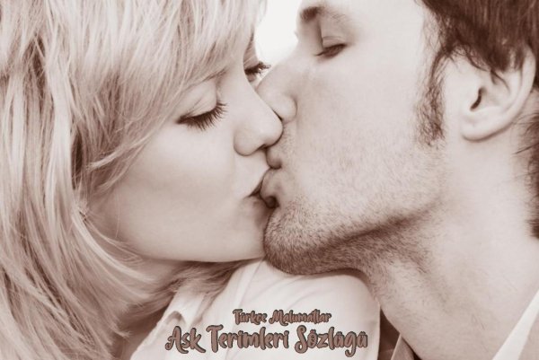 мужчина и женщина целуются в губы