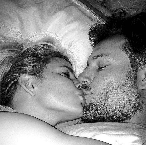 gerard pique  shakira kiss