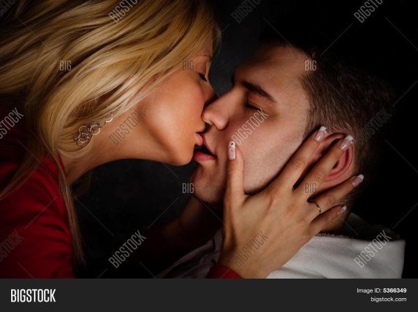мужчина целует женщину