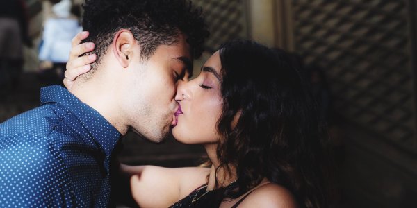 пары целуются