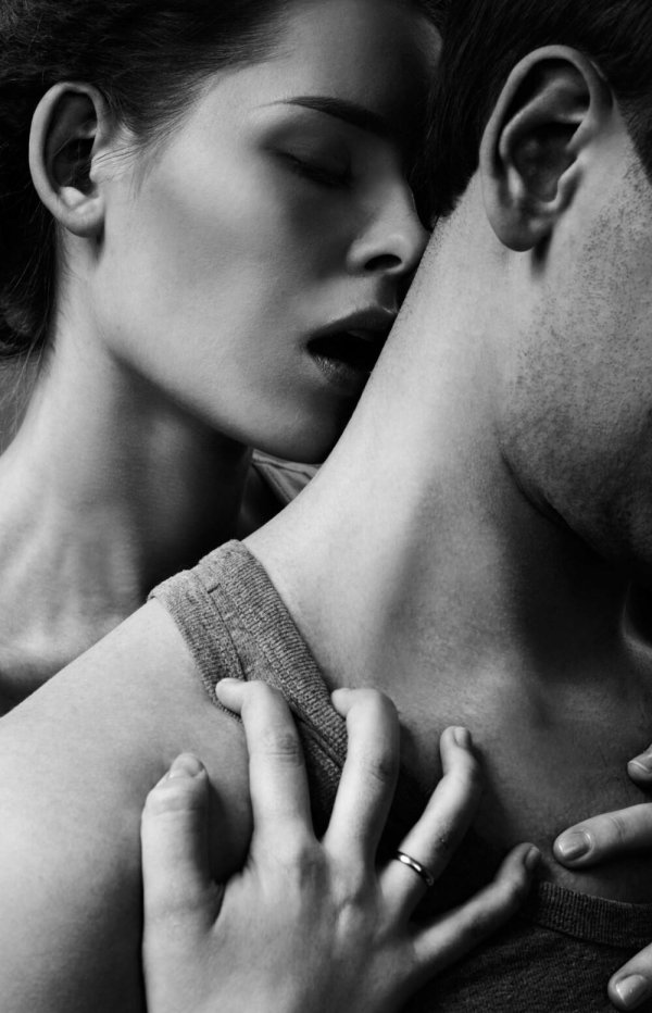 целует в шею