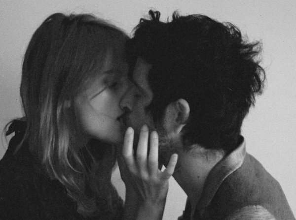 парень целует девушку