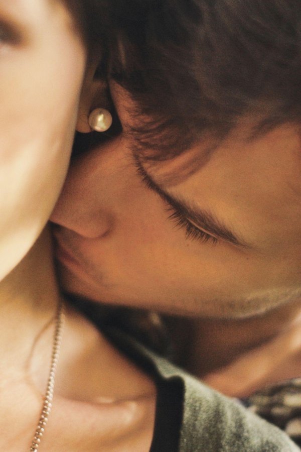 целует в шею