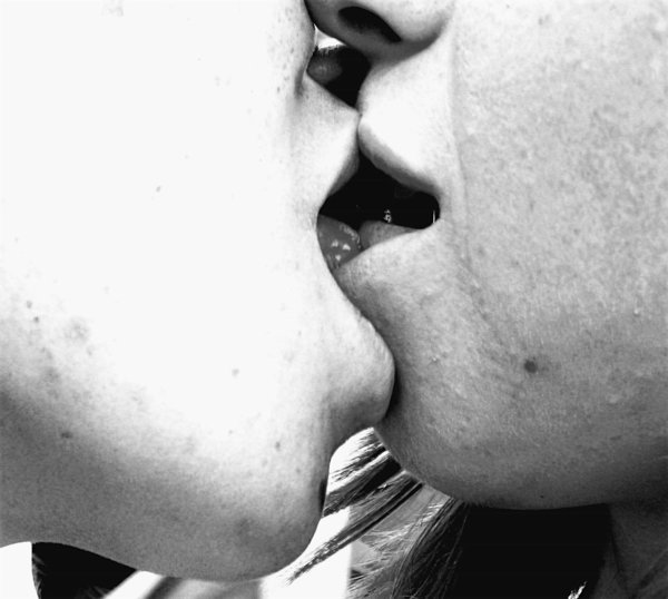 поцелуй с языком крупным планом