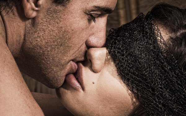 страстный поцелуй