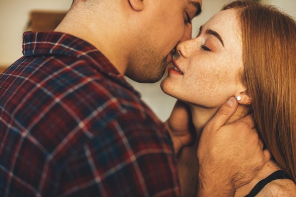 пары целуются