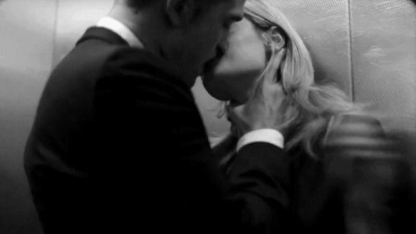 парень прижал девушку к стене