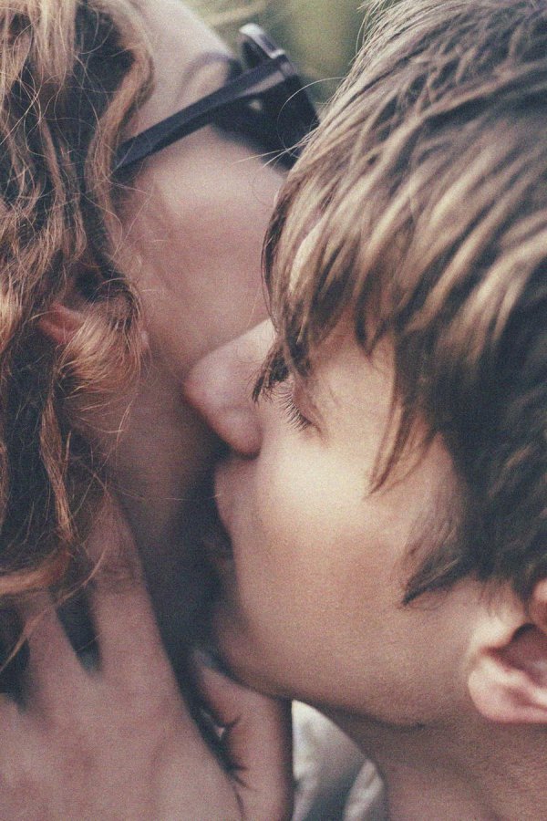 парень и девушка целуются в засос