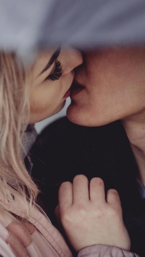 брюнет и блондинка любовь